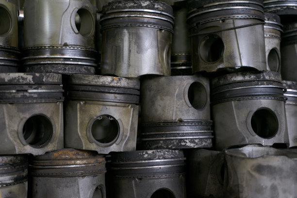 蓝领工人在机械厂工作。图片下载