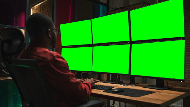 黑色网络安全专家编码桌面计算机与六个显示器与绿屏Chromakey。非裔美国男性承包商监测数据保护系统私营部门。图片下载