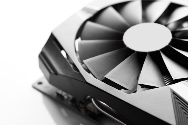 带有两个风扇的计算机图形卡。视频卡和电脑上的两个冷却器。GPU卡。它的硬件。带有图形卡的加密货币挖矿设备。挖掘以太坊、比特币和替代币。图片下载