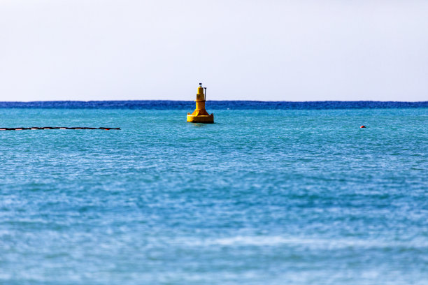 入船时，亮绿灯的浮标必须左靠左舷或船的右侧。图片下载