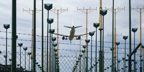 飞机着陆。机场照明设备图片下载