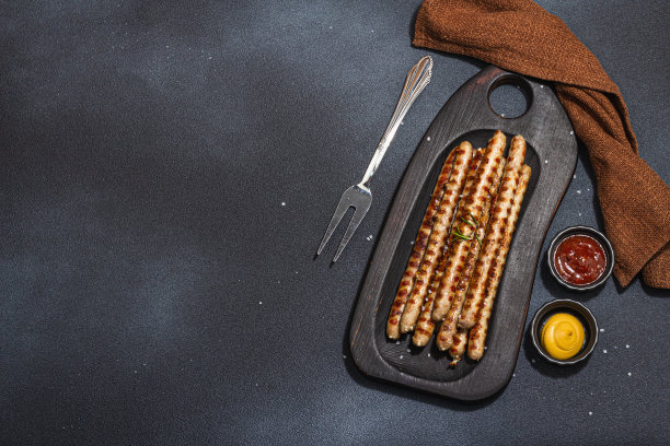 木板烤猪肉香肠。一套酱汁，野餐或烧烤的传统食物图片下载