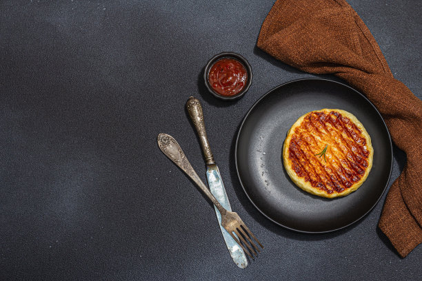烤哈罗米芝士装盘。餐具，野餐或烧烤的传统食物图片下载