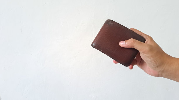 男子手握钱包隔离在白色背景与复制空间的文本图片下载