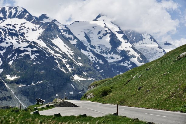 Grossglockner高山公路（德语Großglockner Hochalpenstraß; e）是奥地利路面最高的山口公路。在高山上铺设的道路。这条路在阿尔卑斯山上很高。图片下载