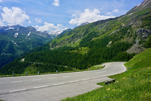 Grossglockner高山公路（德语Großglockner Hochalpenstraß; e）是奥地利路面最高的山口公路。在高山上铺设的道路。这条路在阿尔卑斯山上很高。图片下载