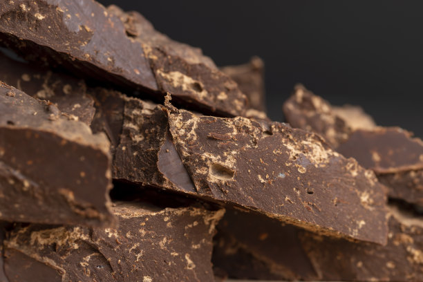 加了可可和糖的巧克力块图片下载