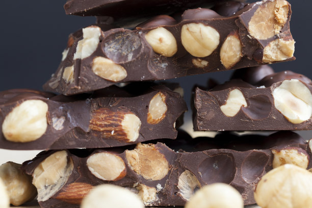 大块的牛奶巧克力配烤榛子图片下载