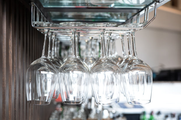 在酒保柜台喝玻璃器皿。图片下载