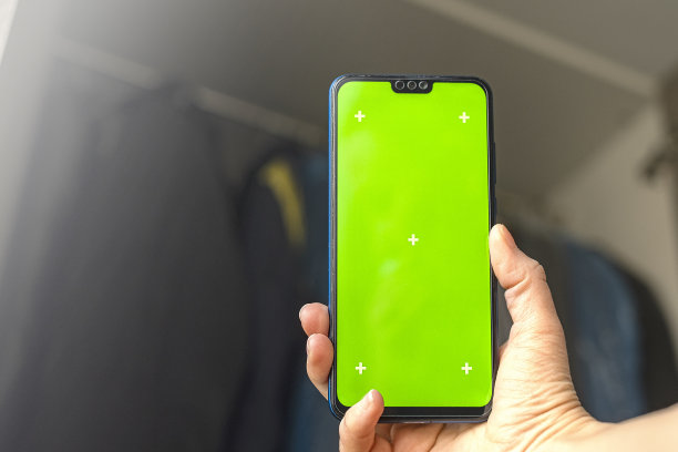 手机与色度键绿屏特写。购买二手回收的衣服。国内销售。回收生态新生活，欧洲店。图片下载