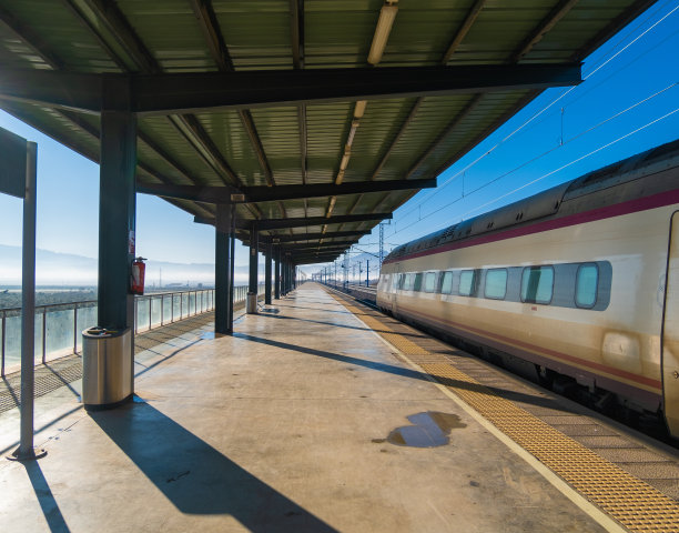 隆达火车站的轨道视图图片下载