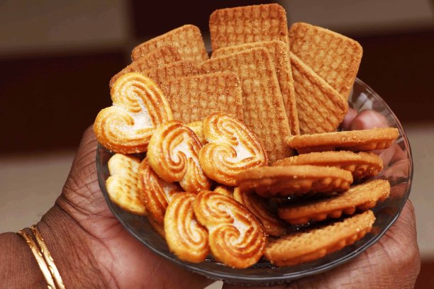 小麦饼干在盘子里捧着女人。印度饼干在印度通常被称为Chai-biscuit图片下载
