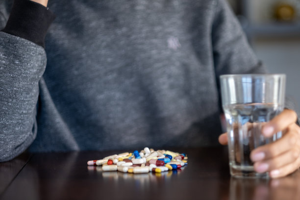 特写年轻人用水吃药图片下载