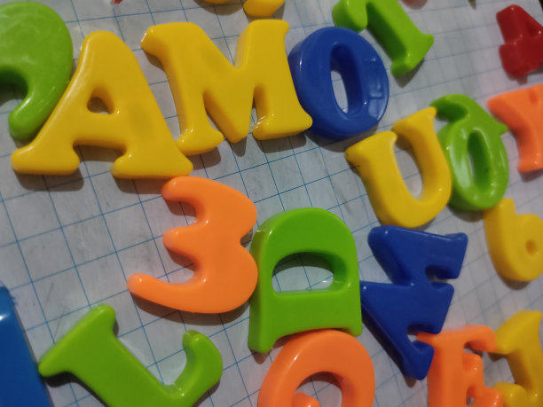 彩色字母和数字玩具在白板上。彩色字母图片下载