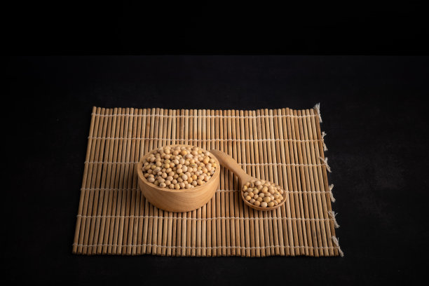 新鲜的黄豆装在健康的木碗里。素食蛋白概念。图片下载