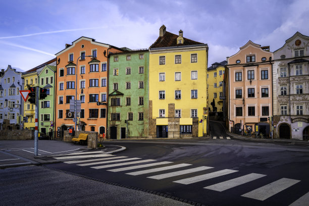 奥地利西部历史地标蒂罗尔的因斯布鲁克城市天际线，建筑和街道景观，充满活力的彩色房屋图片下载