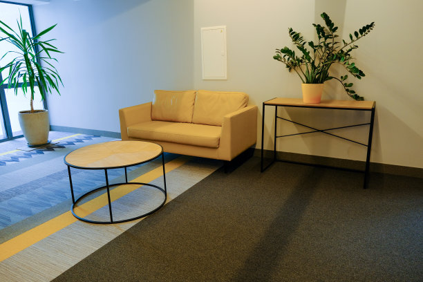 候车室里有黄色皮沙发和桌子图片下载