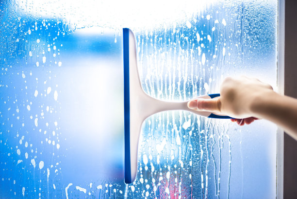 用橡皮擦擦窗户蓝天图片下载