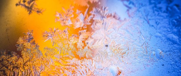 冰花结在窗户上。冬季冷纹图案。宏观的观点。霜晶体图片下载