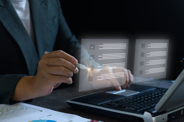 检查表的概念。双手紧握。检查木块上的标记。白色的复选标记和红色的X标记，白色的背景和文本区域。图片下载