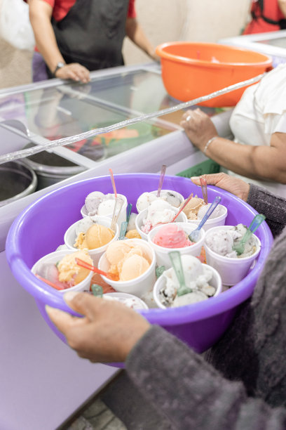 一名成年西班牙妇女正拿着满满一窝准备带走的冰淇淋图片下载