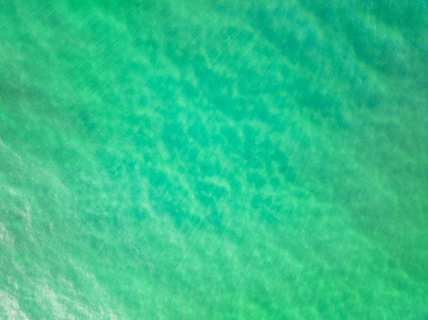 美丽的海洋夏季景观，波浪海水表面，高品质的海景俯视图，鸟瞰海洋，大海海浪背景图片下载