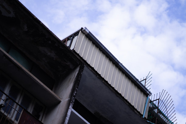 老旧破旧建筑的高角度视图。天空背景图片下载