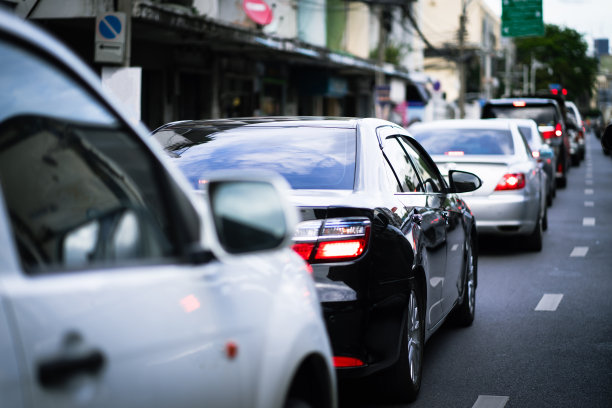 城市街道上高峰时间的汽车。高速公路上的汽车在交通堵塞中行驶图片下载