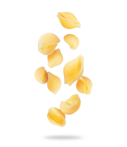 美味的通心粉在空中封闭孤立的白色背景图片下载