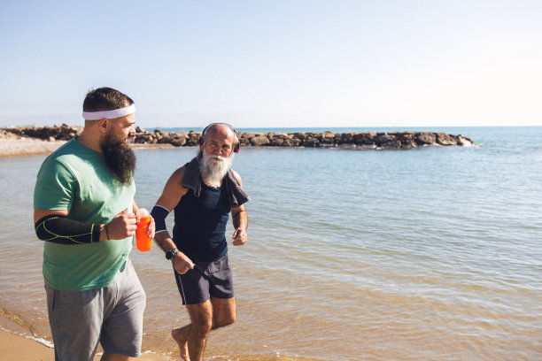 在沙滩上和大胡子父子一起晨练图片下载