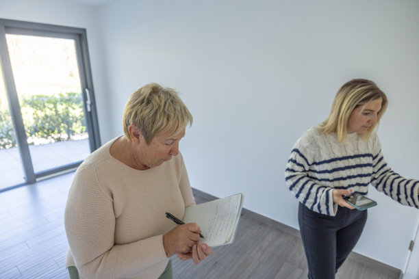 母亲帮女儿搬家，检查新公寓图片下载