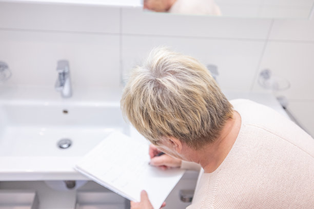 房地产经纪人视察新公寓图片下载