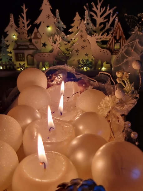 圣诞卡片与重点冷杉锥和分支降临花环与自然装饰和模糊燃烧的蜡烛 圆形燃烧的蜡烛圣诞装饰。图片下载