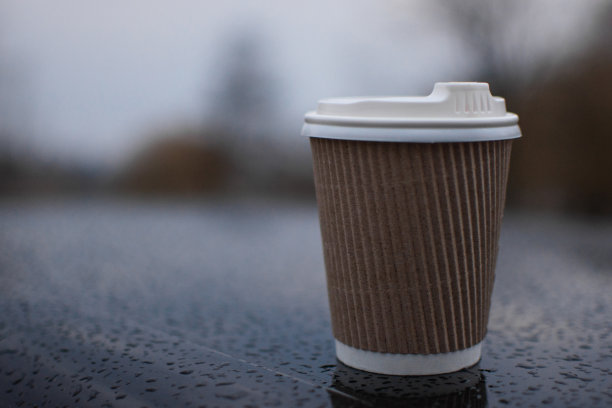 用生态纸杯在大自然中喝咖啡图片下载