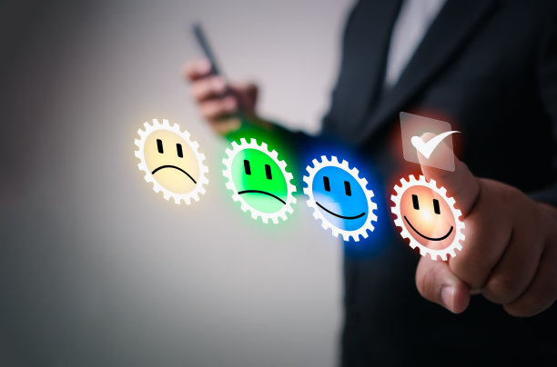 商人使用智能手机为客户打分或投票给笑脸图标的高分，以获得良好的反馈和表现，使用后的产品和服务理念图片下载