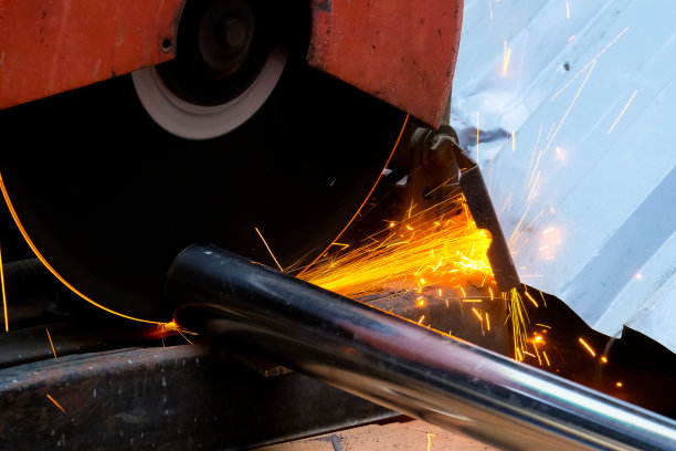 工人切割钢筋。图片下载