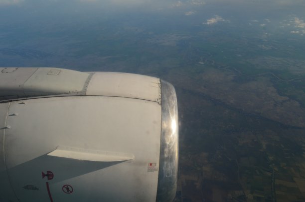 选择性聚焦，从飞机窗口拍摄的飞机发动机的高空照片。图片下载