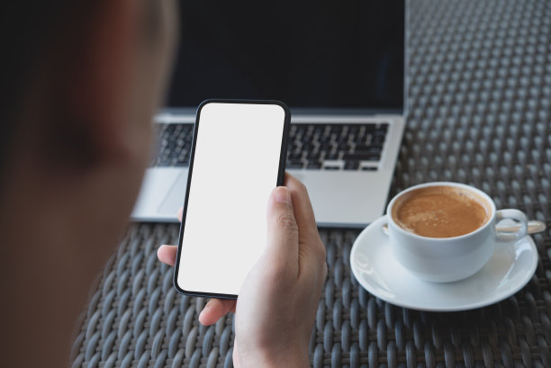 手机空白白屏模型。男子双手握着，在办公室使用手机后台，广告模板图片下载