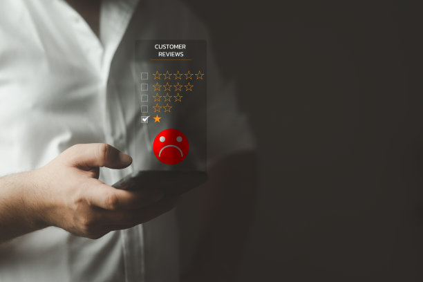 男子显示符号选择悲伤情绪脸屏幕和一颗星。图片下载