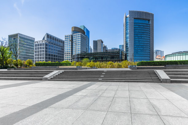 蓝天下的上海城市景观和天际线图片下载