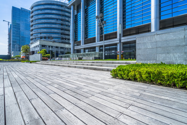 现代建筑前空木人行道图片下载
