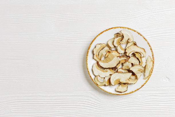干盘牛肝菌片，美食配料，白色木桌，森林牛肝菌背景，俯视图，平铺，美学照片。植物性有机蛋白食品图片下载