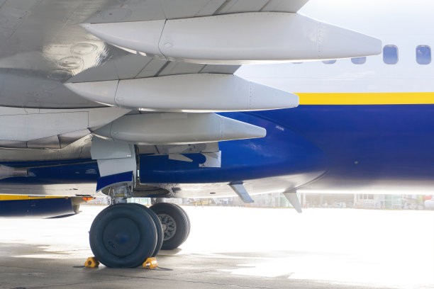 起飞前的白蓝黄飞机图片下载