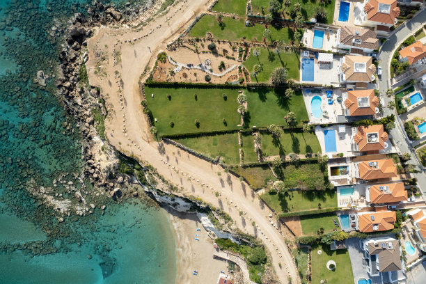 无人驾驶飞机拍摄的度假村庄，在田园诗般的岩石海岸上有豪华的房子。暑假去海边。Protaras塞浦路斯图片下载