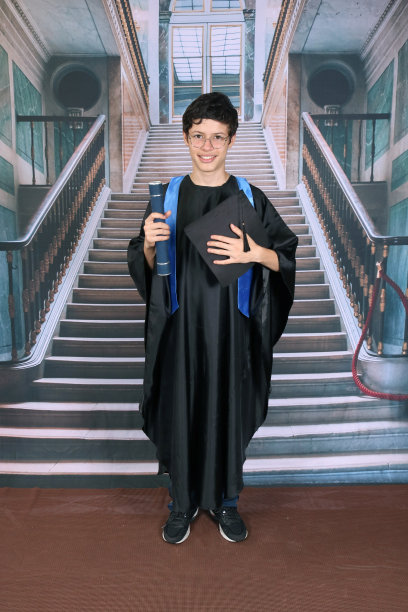 即将毕业的青少年获得奖学金和文凭图片下载