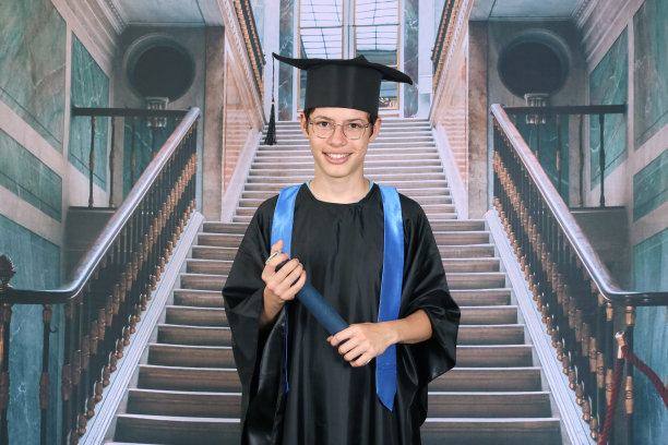 即将毕业的青少年获得奖学金和文凭图片下载