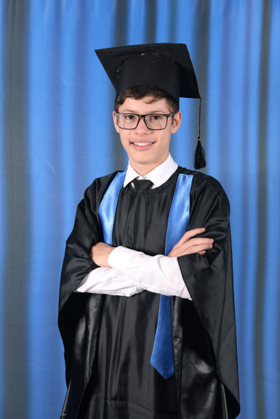 即将毕业的青少年获得奖学金和文凭图片下载