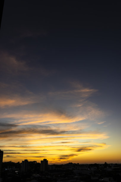 日落时分，城市摩天大楼的剪影图片下载