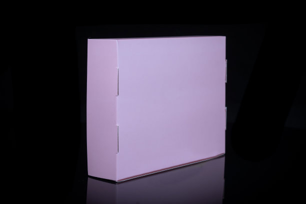 粉红色礼品盒上一个孤立的黑色背景与剪辑路径图片下载