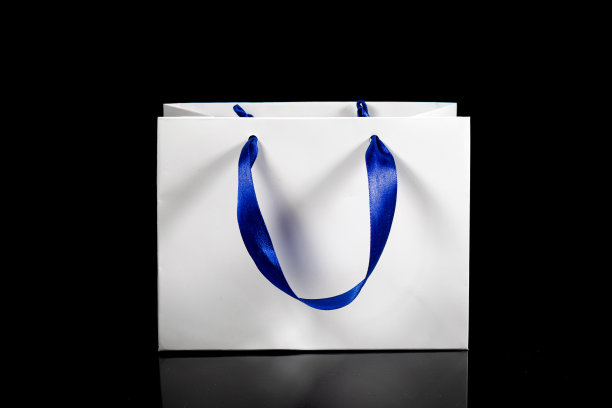 可回收的工艺纸袋购物，礼物和外卖食物模拟黑色背景。比一次性塑料袋更环保图片下载